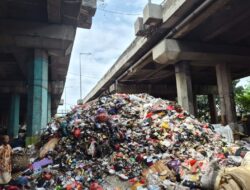Miris, Bukit Berbau Busuk Muncul di Bawah Tol Wiyoto Wiyono