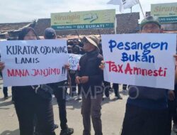 Ratusan Mantan Karyawan Sritex Demo Tuntut Pesangon dan THR Terlambat