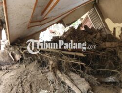 Rumah Alizar Hanyut Dihancurkan Banjir, Hanya Bisa Tertawa Sambil Menahan Air Mata