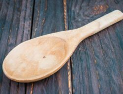 6 cara efektif menghilangkan jamur pada kayu, lengkap dengan tips perawatan