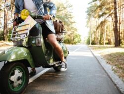 Cara sederhana mengatasi ban motor matic goyang, coba 6 solusi ini!