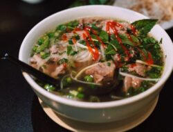 10 Makanan Khas Vietnam yang Menggugah Selera