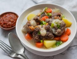 Warung Sop Buntut Legendaris Purbaya, Favorit Menkeu Sejak 1970