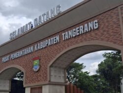 Warga protes biaya miliaran untuk gerbang baru, jalan rusak dibiarkan