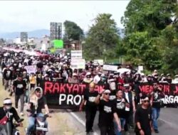 Hasniati Terjebak di Jalan Trans Sulawesi Akibat Demo Pemekaran Luwu Raya