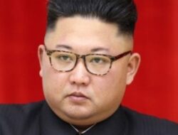 Kim Jong Un Bawa Putrinya Ziarah ke Makam Kakek-Nenek