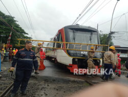 Kereta bandara meluncur dari rel setelah tabrakan truk, layanan terganggu