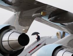 Trump Tumbang Saat Turun dari Air Force One, Apa yang Terjadi?