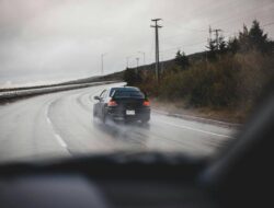 4 tips mengemudi di jalan sempit dengan aman!