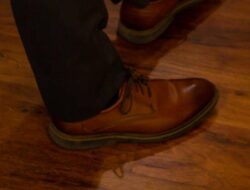 5 kesalahan umum memadukan celana hitam dan sepatu cokelat, hindari!