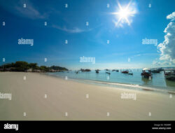 7 Alasan Pantai Tanjung Kelayang Jadi Tujuan Island Hopping Terbaik Belitung